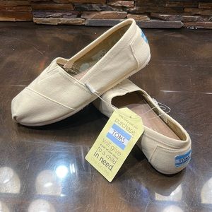 NWT Toms Women’s Classic Solid Canvas Flat in “natural canvas” Size 8